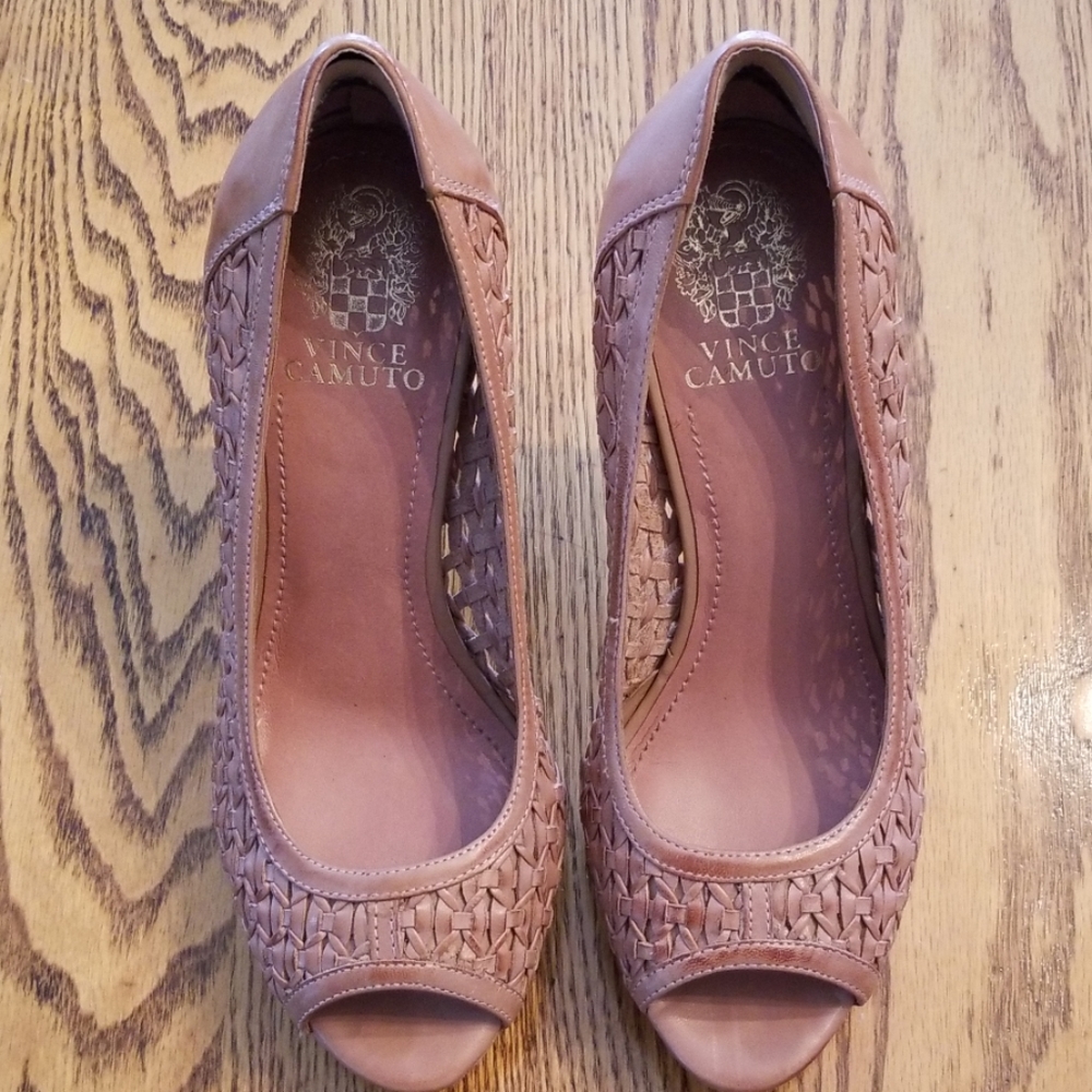 Vince Camuto all leather size 7.5 leather pumps.